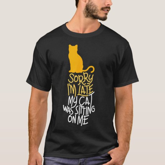 私は猫を座らせるのが遅くなってごめんなさい Tシャツ (正面)