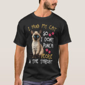 私は猫を抱きしめて、Thで人を殴らない Tシャツ (正面)