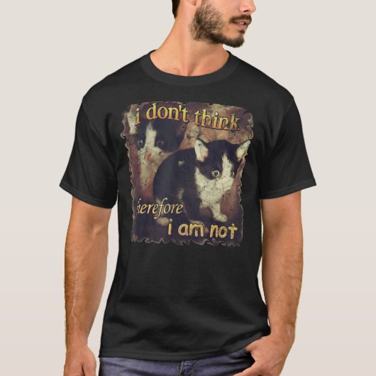 私は猫考えではないおもしろい Tシャツ (正面)