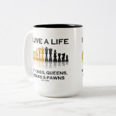 私は王、クイーン、ルーク、ポーンの人生を生きている ツートーンマグカップ (正面左)