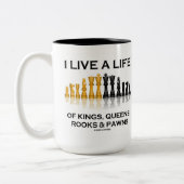 私は王、クイーン、ルーク、ポーンの人生を生きている ツートーンマグカップ (左)