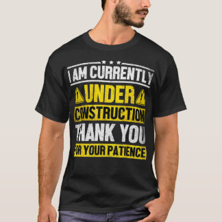 私は現在、建築フィットネスジムで働いている Tシャツ