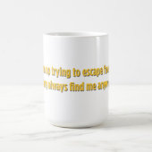 私は現実から与え逃れようと努力してきた コーヒーマグカップ (中央)