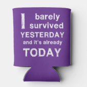 私は生き延びつい昨日で今日はもう終わった 缶クーラー (裏面)