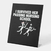 私は生き延び彼女の通り過ぎる看護学校のナース 台座サイン (正面)