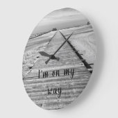 私は白黒のビーチに行く ラージ壁時計 (傾斜)