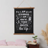 私は目に見える以上の女性だ 吊り下げ型タペストリー (寝室)