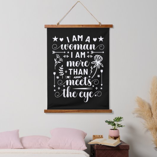 私は目に見える以上の女性だ 吊り下げ型タペストリー (寝室)