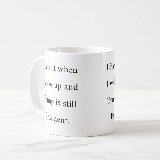 私は目を覚まし、トランプが大統領である時にそれを嫌う コーヒーマグカップ (正面左)