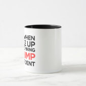 私は目を覚ますとトランプが大統領である時が大好き マグカップ (中央)