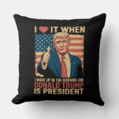 私は目を覚ますとトランプが大統領である時それが大好き クッション (正面)