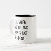 私は目を覚ますとトランプ大統領ではない時が大好き ツートーンマグカップ (正面左)