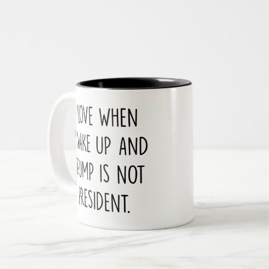 私は目を覚ますとトランプ大統領ではない時が大好き ツートーンマグカップ (正面左)