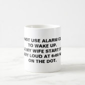 私は目覚まし時計を使わないので!! コーヒーマグカップ (中央)