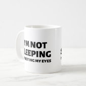 私は眠っていない目を休めている コーヒーマグカップ (正面左)