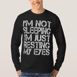 私は眠っていない目を休んでいるだけ父の Tシャツ
