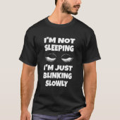 私は眠っているのではなく、ゆっくりまばたきしているだけ Tシャツ (正面)