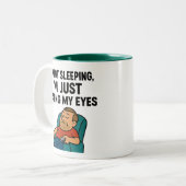 私は眠らず、目を休めている ツートーンマグカップ (正面左)