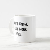 私は知らない、私は単にここで働いている コーヒーマグカップ (正面左)