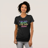 私は短くないです私ですおもしろいによって大きさで分類される暗いティー Tシャツ (正面フル)