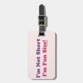 私は短くないです、私ですおもしろいのサイズ! ラゲッジタグ (正面縦)