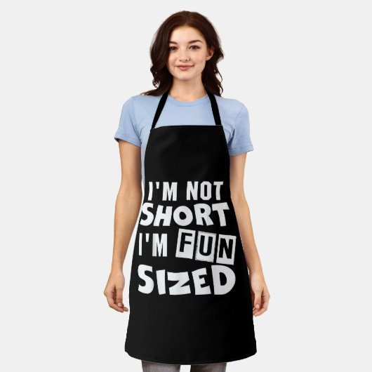 私は短くはない私はおもしろいサイズTシャツのおもしろい諺 エプロン (着用した状態)