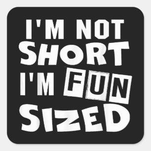 私は短くはない私はおもしろいサイズTシャツのおもしろい諺 スクエアシール