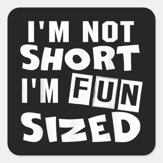 私は短くはない私はおもしろいサイズTシャツのおもしろい諺 スクエアシール (正面)