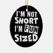 私は短くはない私はおもしろいサイズTシャツのおもしろい諺 セラミックオーナメント (右)