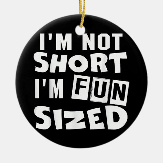 私は短くはない私はおもしろいサイズTシャツのおもしろい諺 セラミックオーナメント (正面)