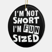 私は短くはない私はおもしろいサイズTシャツのおもしろい諺 セラミックオーナメント (左)