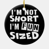 私は短くはない私はおもしろいサイズTシャツのおもしろい諺 セラミックオーナメント (裏面)