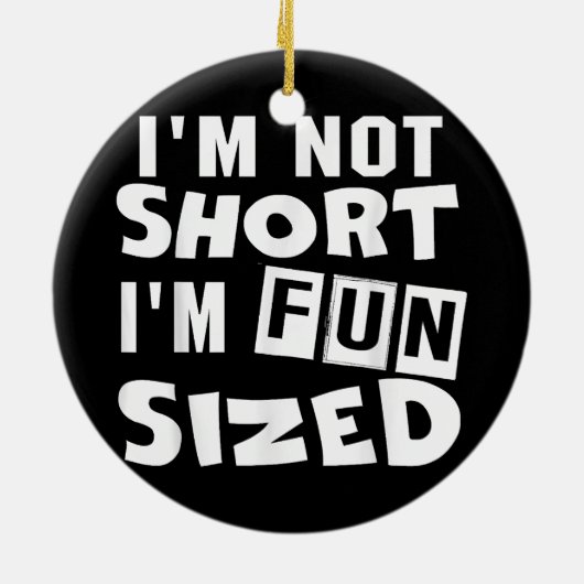 私は短くはない私はおもしろいサイズTシャツのおもしろい諺 セラミックオーナメント (裏面)