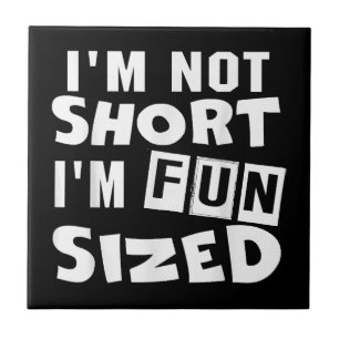 私は短くはない私はおもしろいサイズTシャツのおもしろい諺 タイル