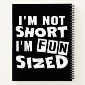 私は短くはない私はおもしろいサイズTシャツのおもしろい諺 ノートブック (裏面)