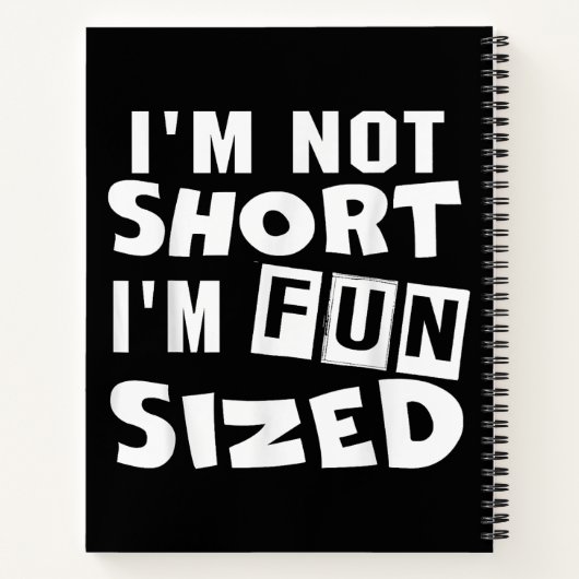 私は短くはない私はおもしろいサイズTシャツのおもしろい諺 ノートブック (裏面)