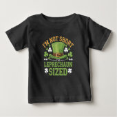 私は短くはない私はSt patricksのためのレプラチョーンサイズ ベビーTシャツ (正面)
