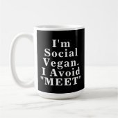 私は社会的ビーガン私は内向的なことわざに会うことを避ける コーヒーマグカップ (左)