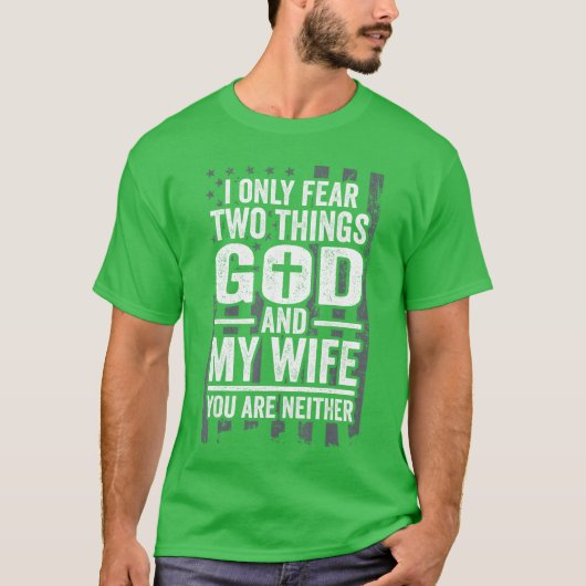 私は神と妻だけを恐れる 愛国的な夫 Tシャツ (正面)
