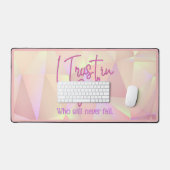 私は神ピンクの輝かしい背景を信頼 デスクマット (キーボード&マウス)