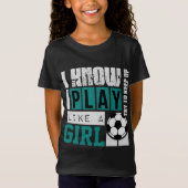 私は私が女の子のサッカーのように遊ぶことを知っています Tシャツ (正面)