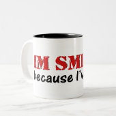 私は私が屁をしたので微笑しています! ツートーンマグカップ (正面左)