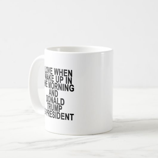 私は私が朝およびドナルドTで目覚めると愛します コーヒーマグカップ (正面左)