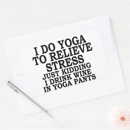 私は私が飲むだけでストレスを緩和するためにヨガをする 長方形シール (封筒)