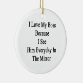 私は私がMで毎日彼に会うので私のボスを愛します セラミックオーナメント (右)