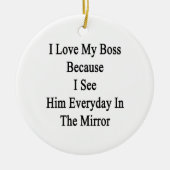 私は私がMで毎日彼に会うので私のボスを愛します セラミックオーナメント (正面)