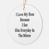 私は私がMで毎日彼に会うので私のボスを愛します セラミックオーナメント (左)