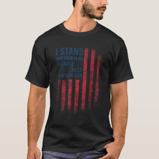 私は私たちのヒーローが残っているので、この旗のために立つ Tシャツ