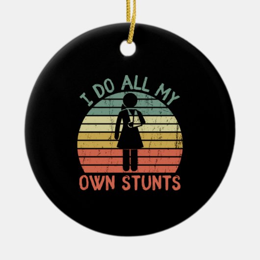 私は私のすべての私のスタントは脚おもしろい足女の子を審査員する セラミックオーナメント (正面)