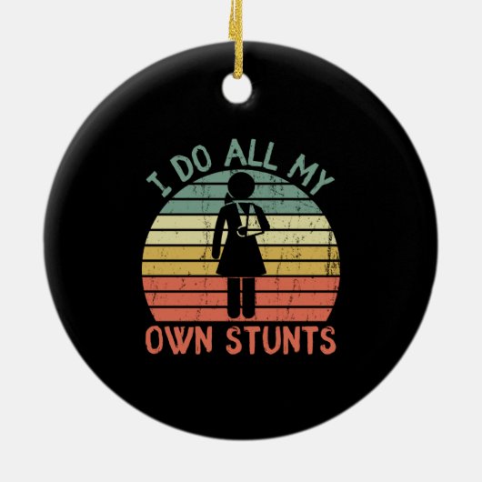 私は私のすべての私のスタントは脚おもしろい足女の子を審査員する セラミックオーナメント (裏面)